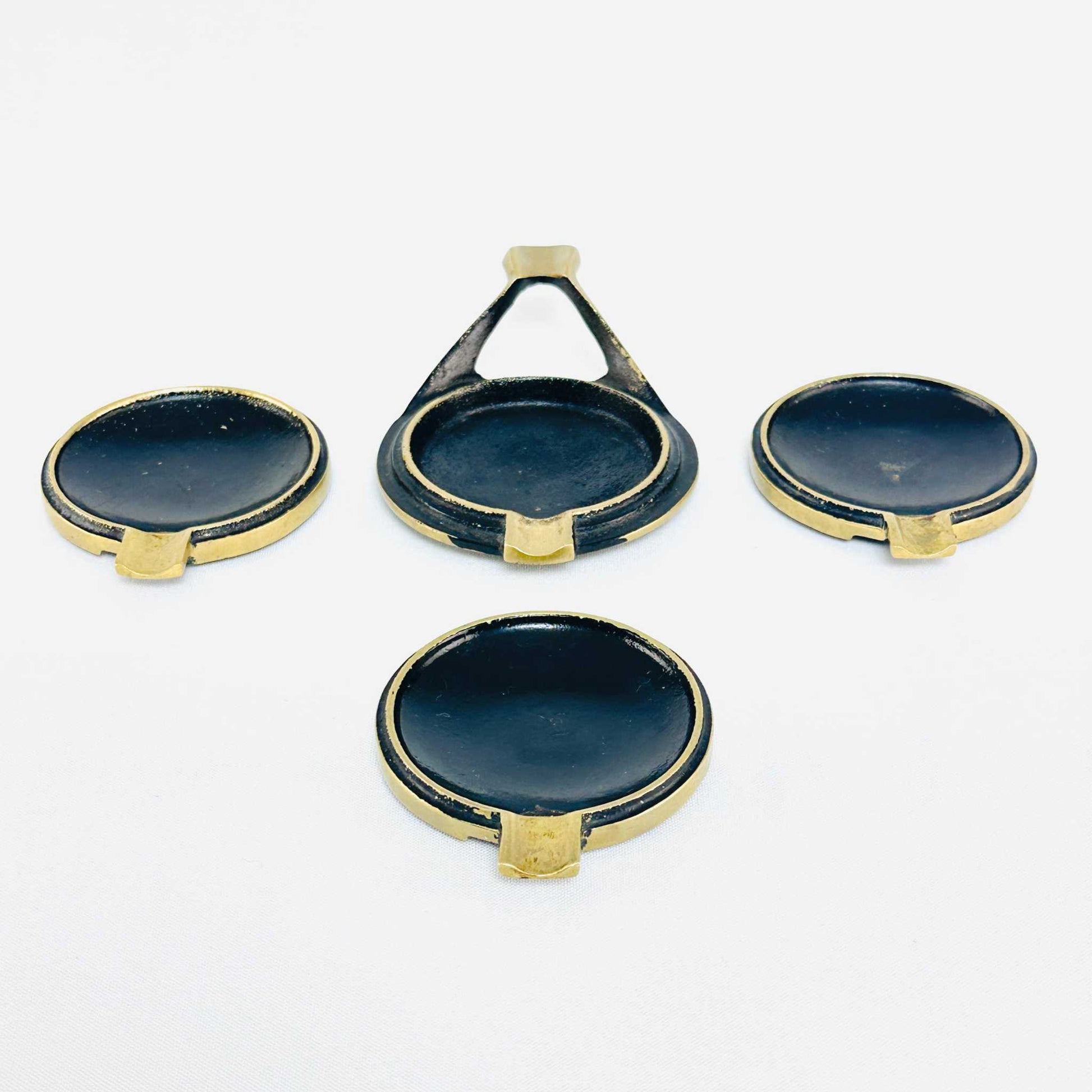 Aschenbecher-Set mit Halter im Walter Bosse Stil aus den 1960er Jahren, geometrisches Messingdesign