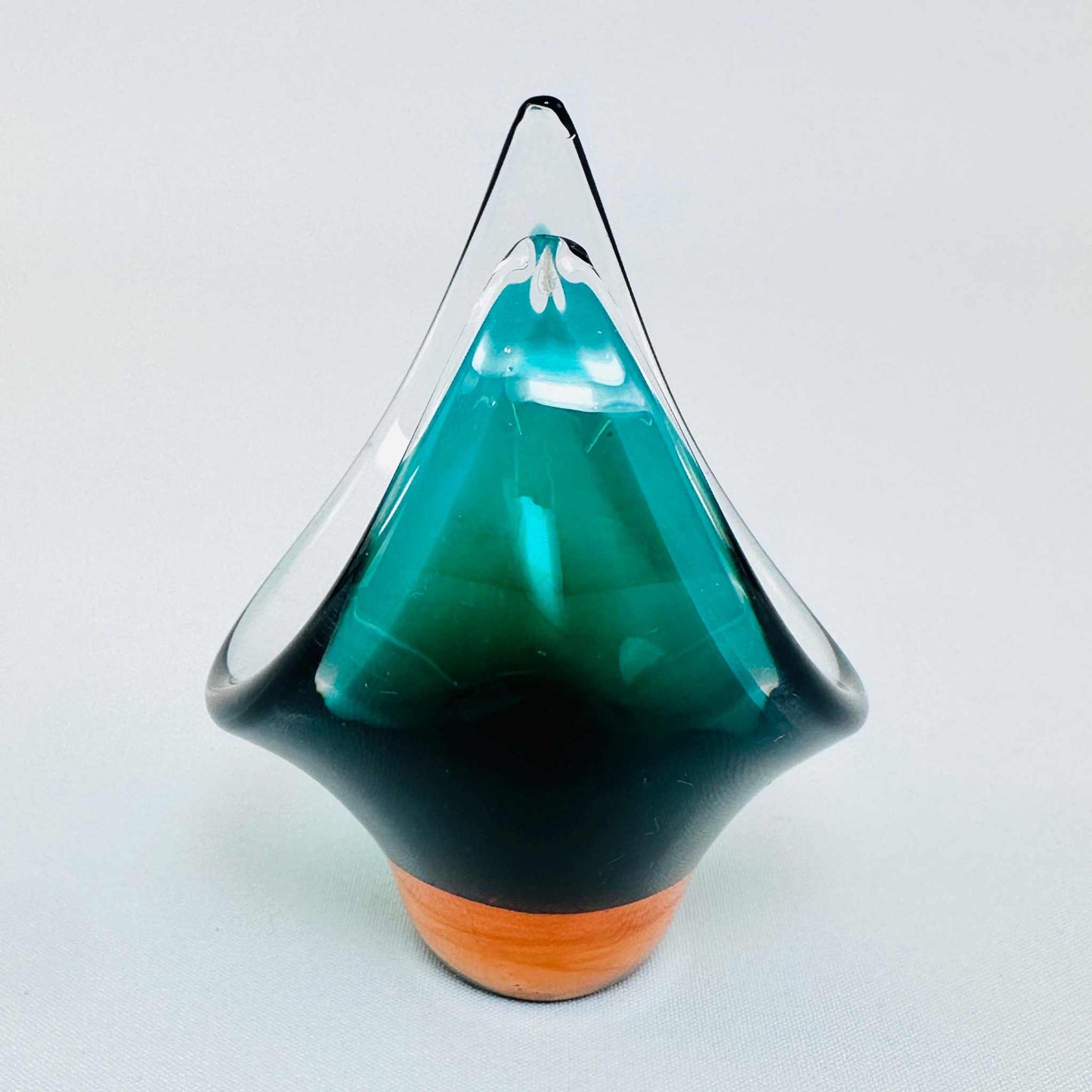 Elegantes Glasobjekt der 1960er Jahre von Paul Kedlev für Flygsfors Glasbruk mit klaren Linien und skulpturaler Form