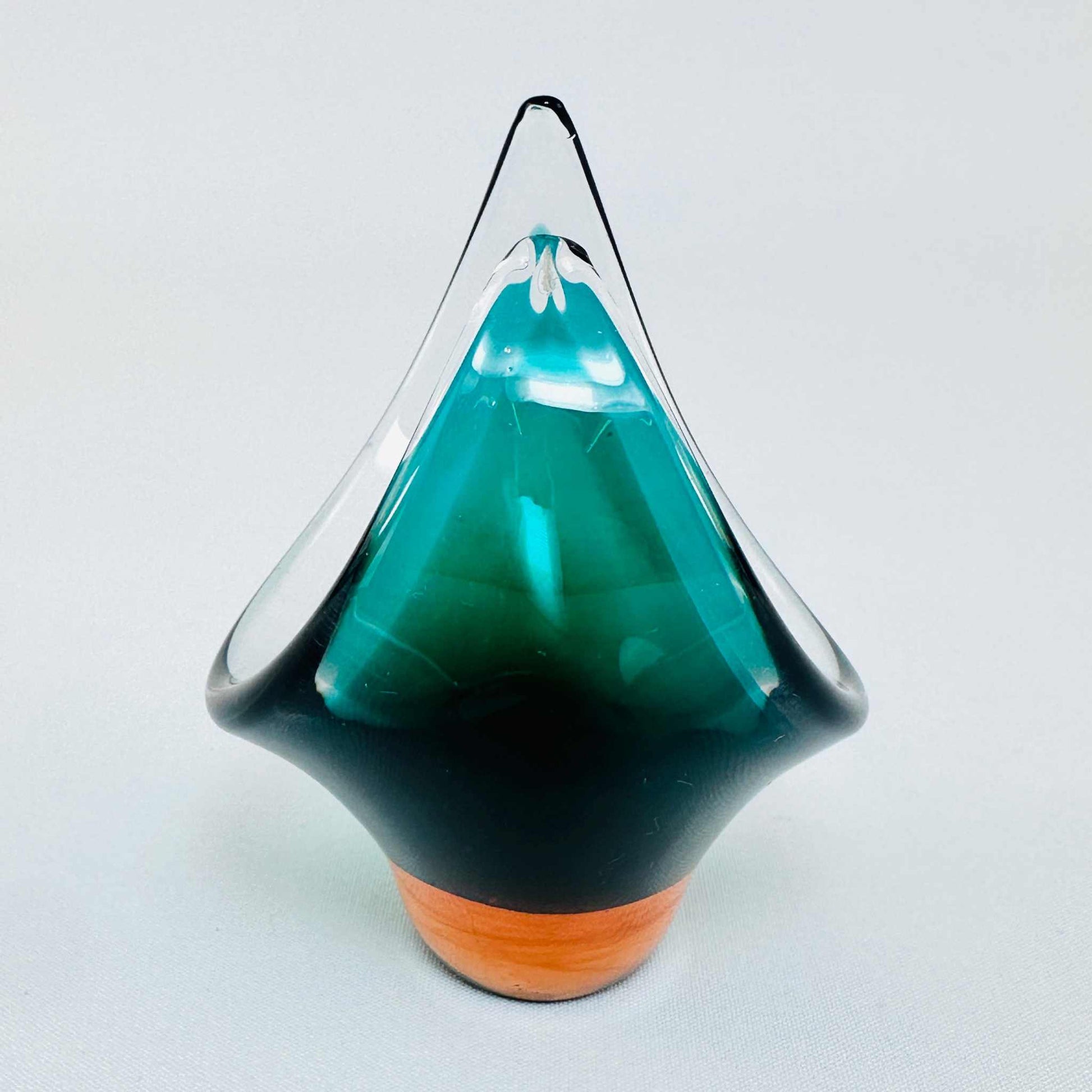 Elegantes Glasobjekt der 1960er Jahre von Paul Kedlev für Flygsfors Glasbruk mit klaren Linien und skulpturaler Form