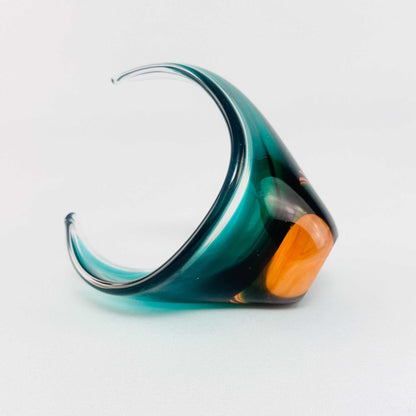 Seitenansicht der asymmetrisch geschwungenen Glasschale in Türkis, Dunkelgrün und Orange