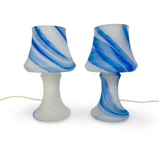 Paar italienische Glas-Tischleuchten in Pilzform mit blau-weißem Swirl, Murano-Stil, 70er/80er, Frontalansicht