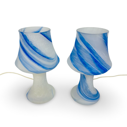 Vintage Pilz-Tischleuchten aus mundgeblasenem Opalglas, blaue Swirl-Bänder, Ansicht beider Leuchten von oben schräg