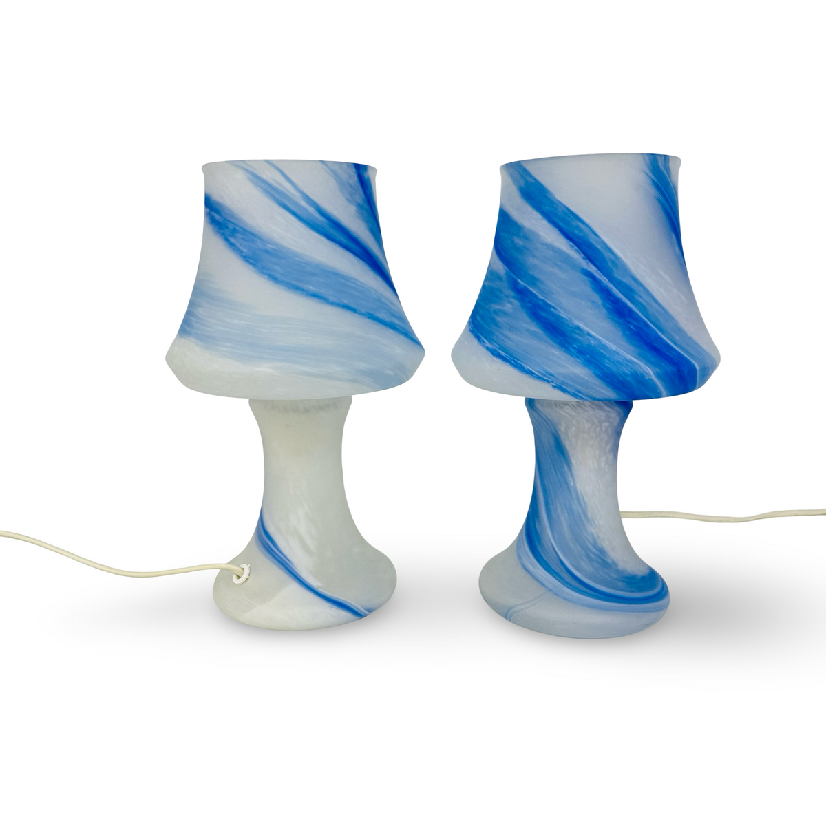 Blau-weiße Glas-Tischleuchten im Murano-Stil, unterschiedlicher Swirl-Verlauf an Schirm, Säule und Fuß