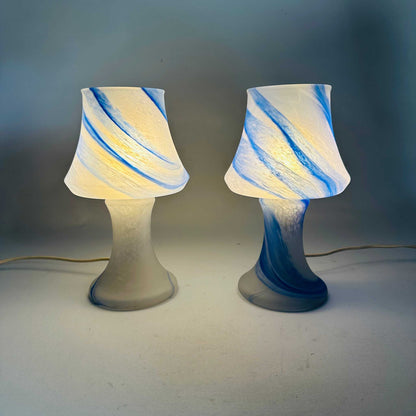 Beide Pilz-Tischleuchten eingeschaltet, warm leuchtendes satiniertes Opalglas mit blauem Swirl