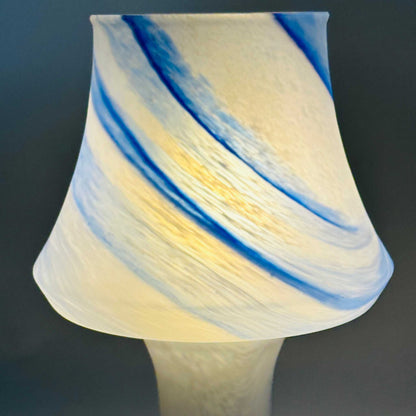 Detail des eingeschalteten Glasschirms mit spiralförmigen kobaltblauen Bändern, Murano-Stil