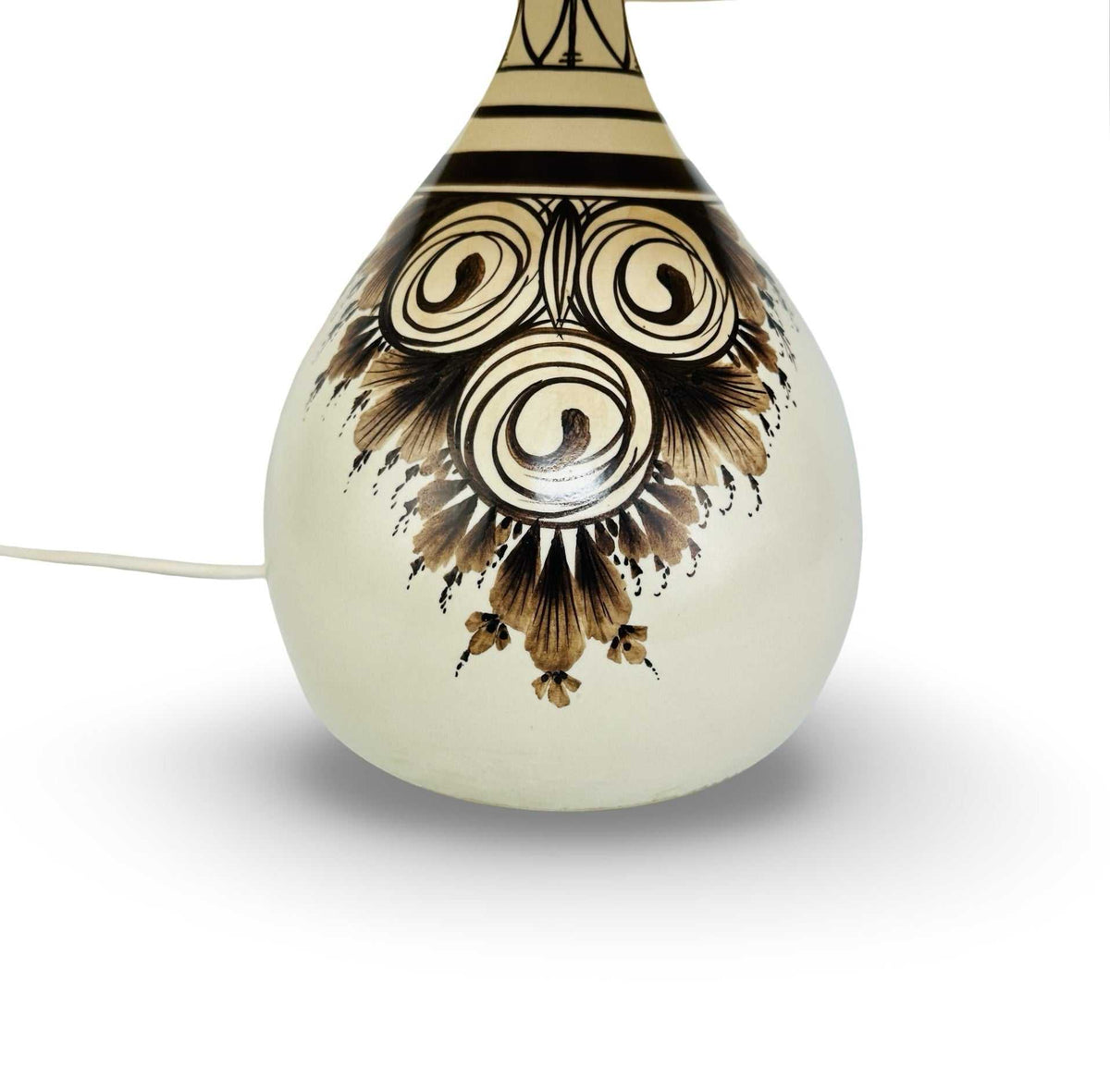 Detail des handgemalten Wiinblad-Dekors mit Spiralen und Fächermotiven auf dem Keramikfuß