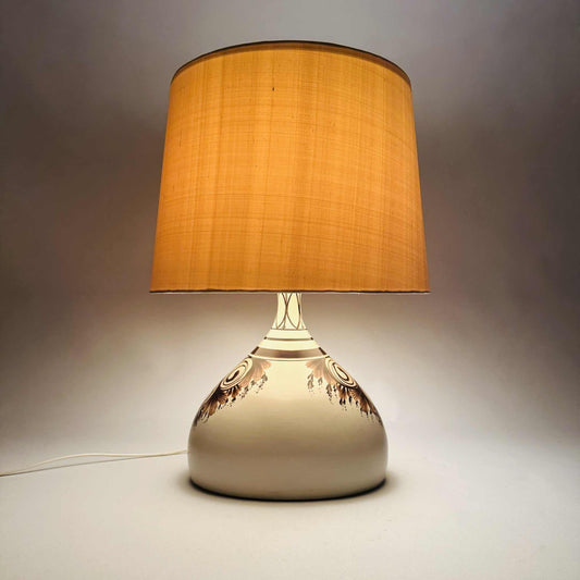 Wiinblad Rosenthal Tischleuchte eingeschaltet, warmes Licht durch den Original-Stoffschirm