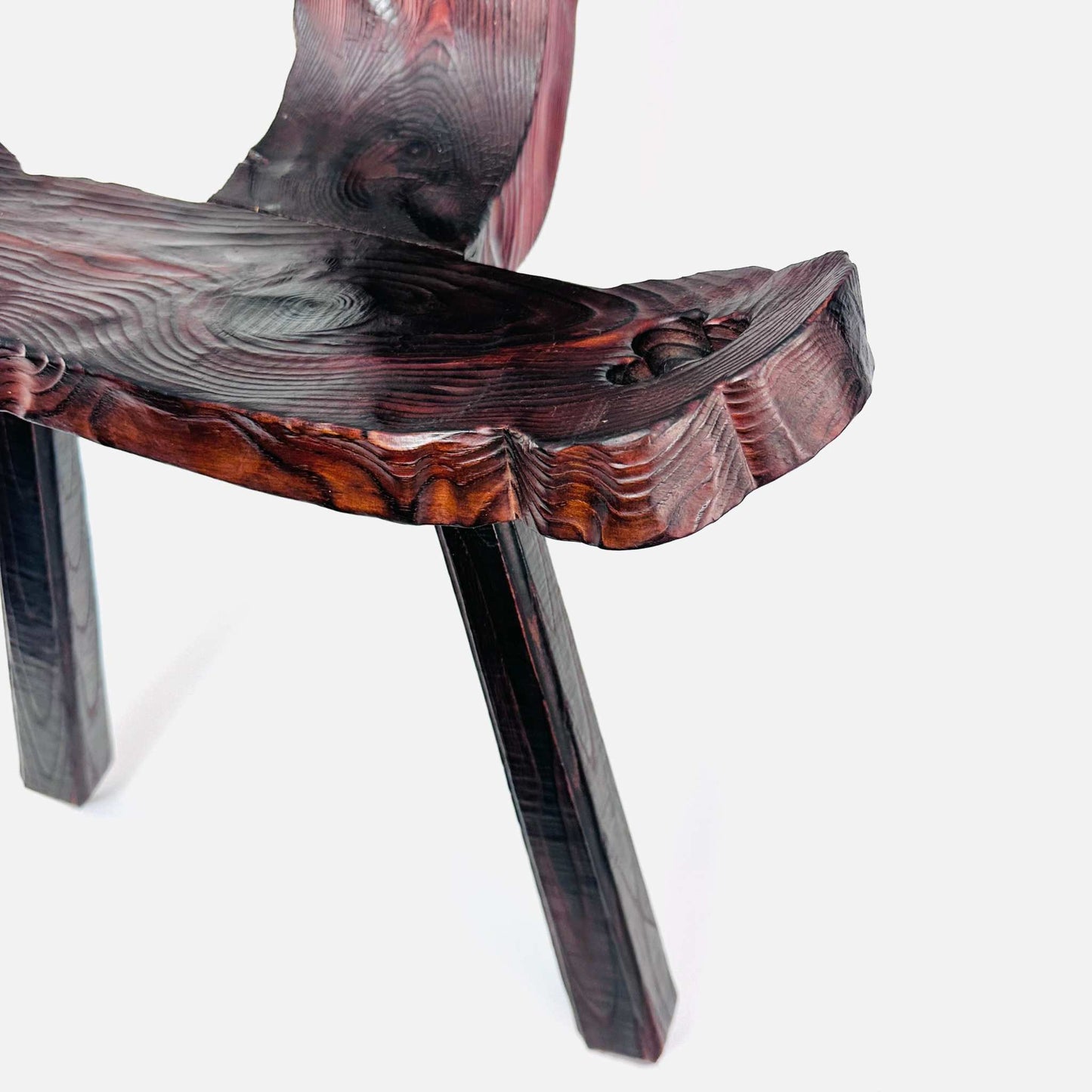 Brutalistischer Dreibein-Hocker aus dunklem, geschnitztem Holz der 1970er Jahre mit skulpturalem Design