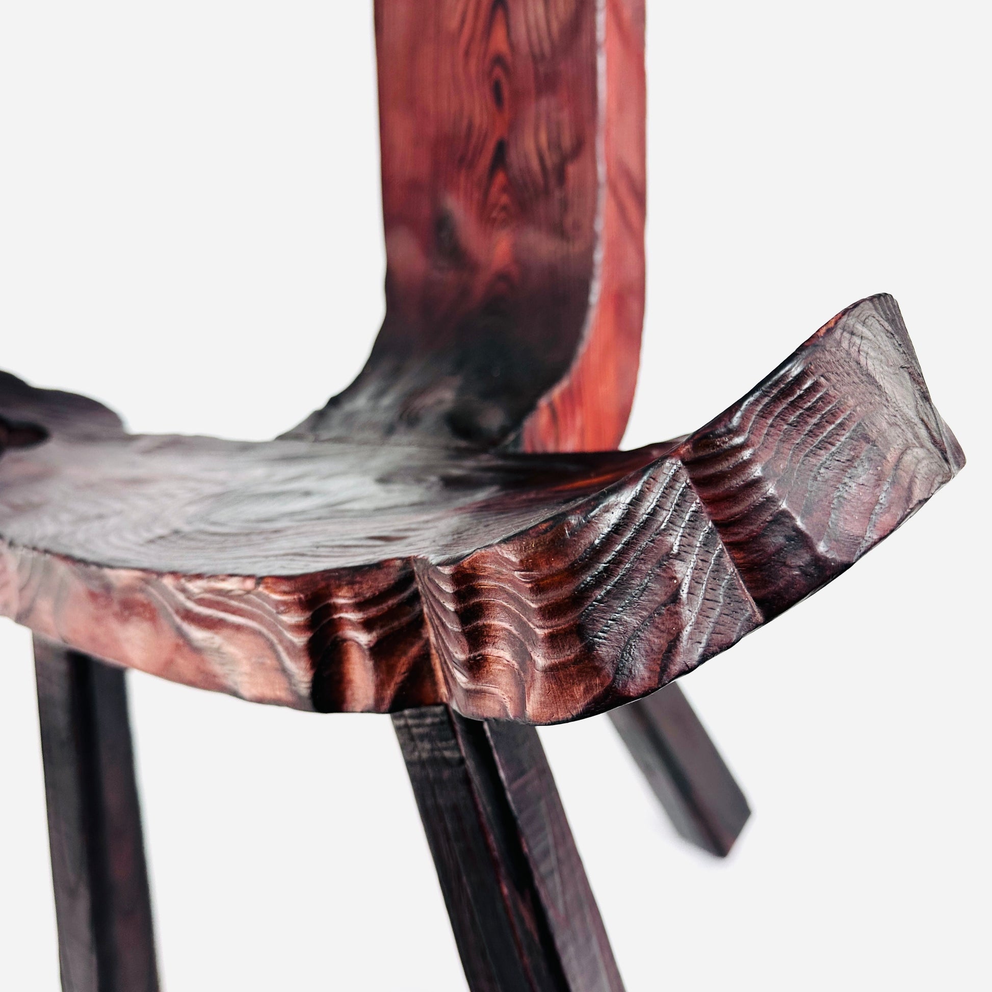 Dreibein-Hocker aus Holz im brutalistischen Stil der 1970er Jahre mit geschnitzter Sitzfläche und dunkler Maserung