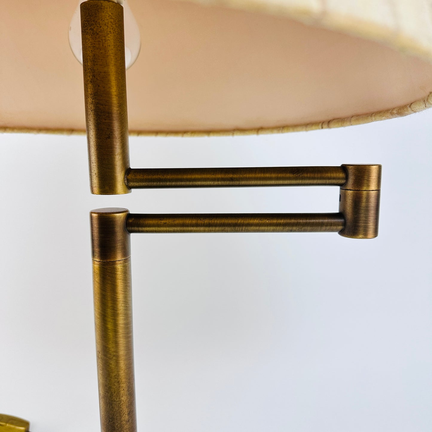 Travertin und Messing Schwenkarm Tischleuchte Hillebrand 7444 1980er