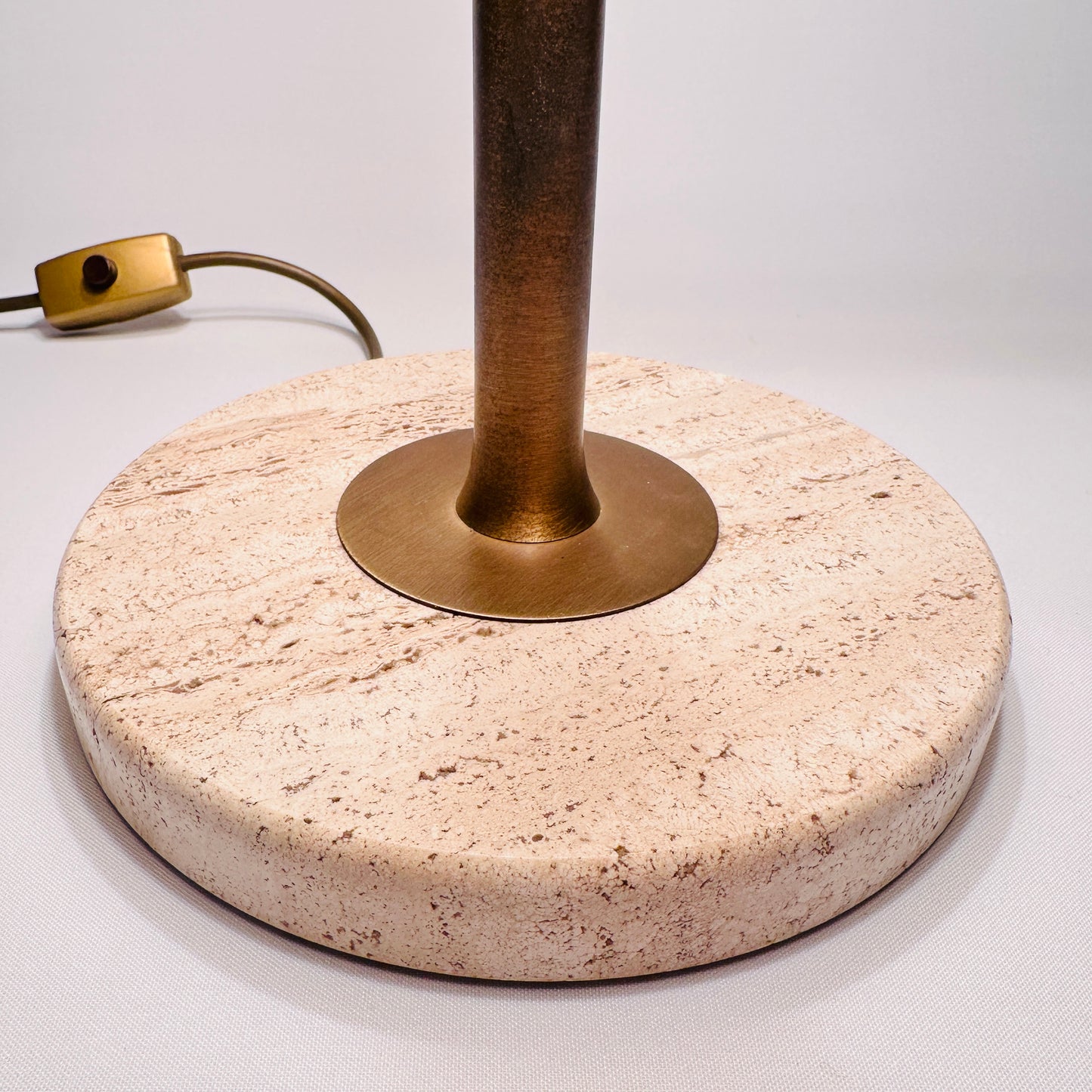 Travertin und Messing Schwenkarm Tischleuchte Hillebrand 7444 1980er