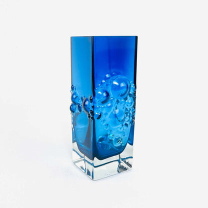 Schrägansicht der blauen Bulle-Vase mit kantigem Korpus, klarer Basis und reliefartigen Glasblasen