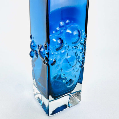 Detail der aufgelegten blauen Glasblasen und des transparenten Sockels der finnischen Vase, 1970er
