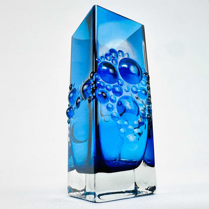 Draufsicht in die offene blaue Glasvase mit asymmetrischem Rand und innenliegenden Glasblasen