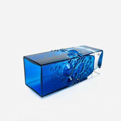 Seitliche Ansicht der liegenden blauen Bulle-Vase mit transparentem Boden und erhabenem Blasendekor