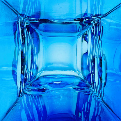 Blick durch die quadratische Öffnung der blauen Glasvase auf die transparenten Glasblasen im Inneren