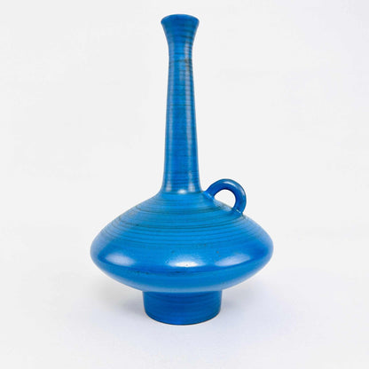 Gesamtansicht der blauen Grandjean-Jourdan-Keramikvase mit schlankem Hals und Rundhenkel, 1960er
