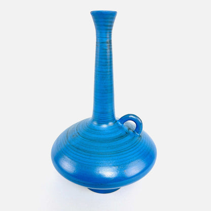 Frontansicht der blauen Keramikvase mit gedreht wirkender Linienglasur und kleinem Henkel, 1960er