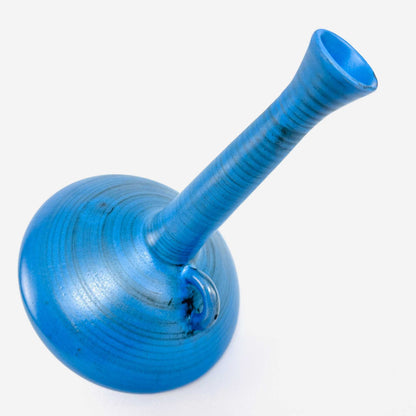 Schrägansicht der türkisblauen Vallauris-Vase mit langem ausgestelltem Hals, 1960er