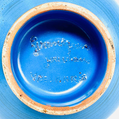 Detail der eingeritzten Grandjean-Jourdan-Signatur auf der Unterseite der blauen Vallauris-Vase