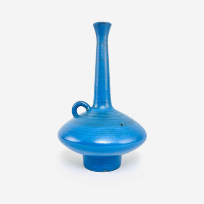 Seitliche Gesamtansicht der blau glasierten Keramikvase auf rundem Fuß, Vallauris 1960er