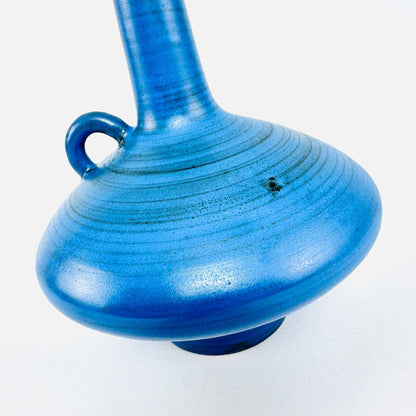 Detail des bauchigen Vasenkörpers mit blauem Dekor, feinen Drehrillen und angesetztem Henkel
