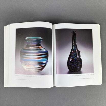 Doppelseite mit gestreifter rundlicher Glasvase und schlanker dunkel gesprenkelter Flasche