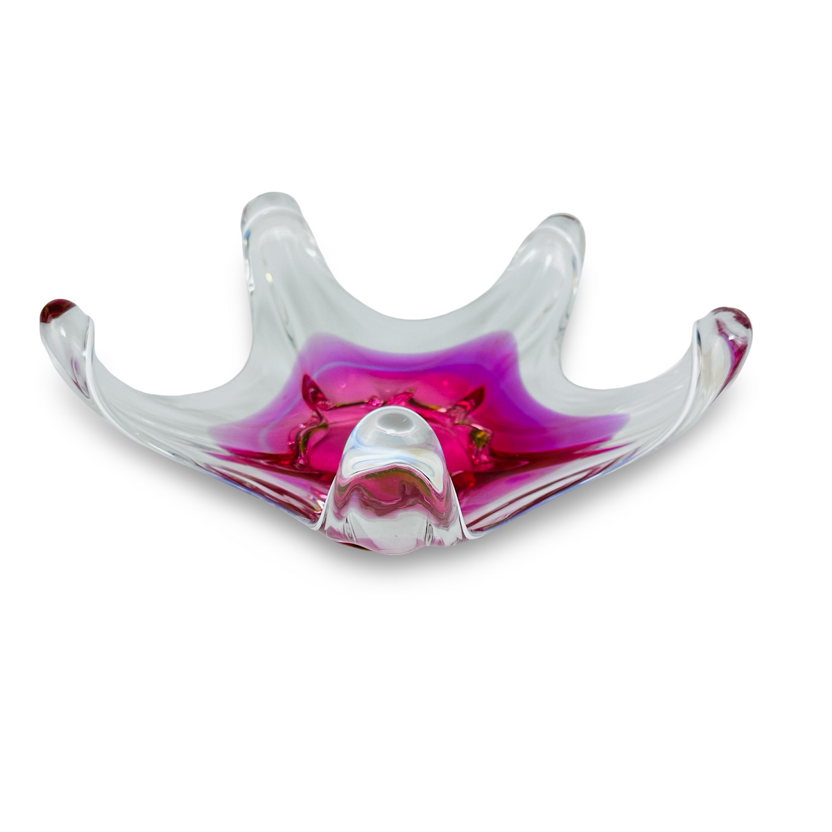 Böhmische Glasschale in Sternform mit fuchsiafarbenem Sommerso-Kern, Ansicht schräg von oben