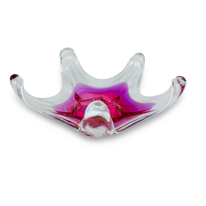 Böhmische Glasschale in Sternform mit fuchsiafarbenem Sommerso-Kern, Ansicht schräg von oben