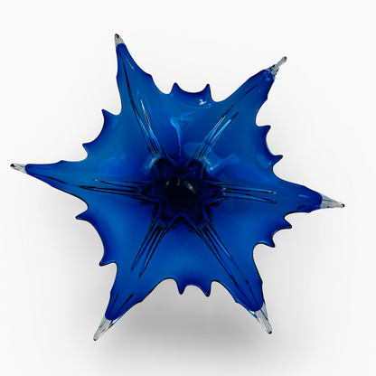 Draufsicht auf die blaue Sternschale mit sechs Armen und gewelltem Rand