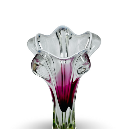 Detail der gefalteten Mündung mit opakweißem Glasfaden am Rand der Mid-Century Vase
