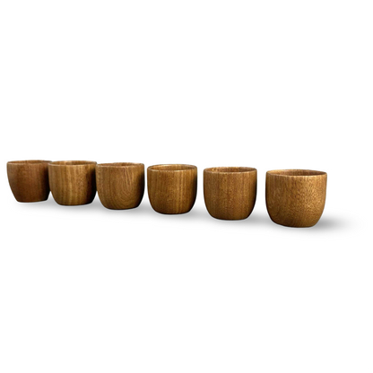 Schrägansicht des 6er-Sets Teakholz-Eierbecher mit sichtbarer Holzmaserung
