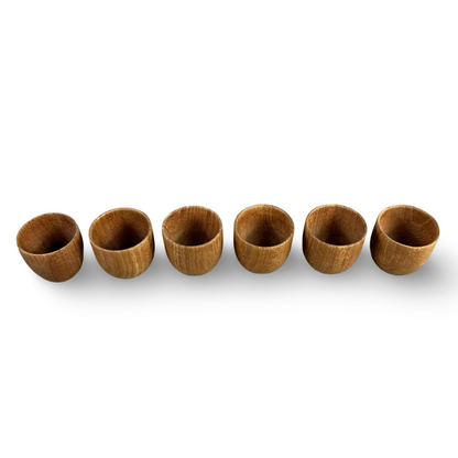 Draufsicht auf sechs runde Eierbecher aus Teakholz im Mid-Century-Stil