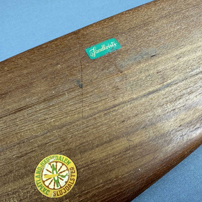 Unterseite der Teakschale mit Etikett von Vemdalen und runder Händlerplakette