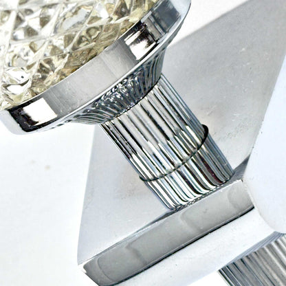 Detail des verchromten Wandhalters und geriffelten Schafts einer Sölken-Glaswandleuchte, 1970er