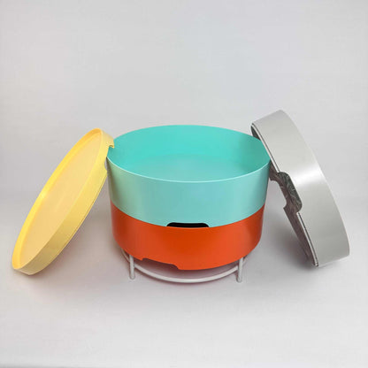 Teilweise zerlegter modularer IKEA-PS-2014-Beistelltisch mit farbigen Kunststoffschalen und Gestell