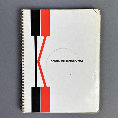 Vorderansicht des spiralgebundenen Knoll-International-Katalogs von 1959 mit rotem und schwarzem Signet