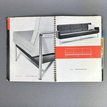 Aufgeschlagene Katalogseiten mit Florence-Knoll-Sofa, Detailfoto und roter technischer Zeichnung