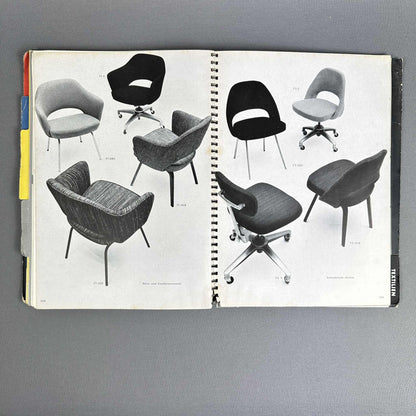 Geöffneter Knoll-Katalog mit mehreren gepolsterten Sesseln und Bürostühlen in Schwarz-Weiß