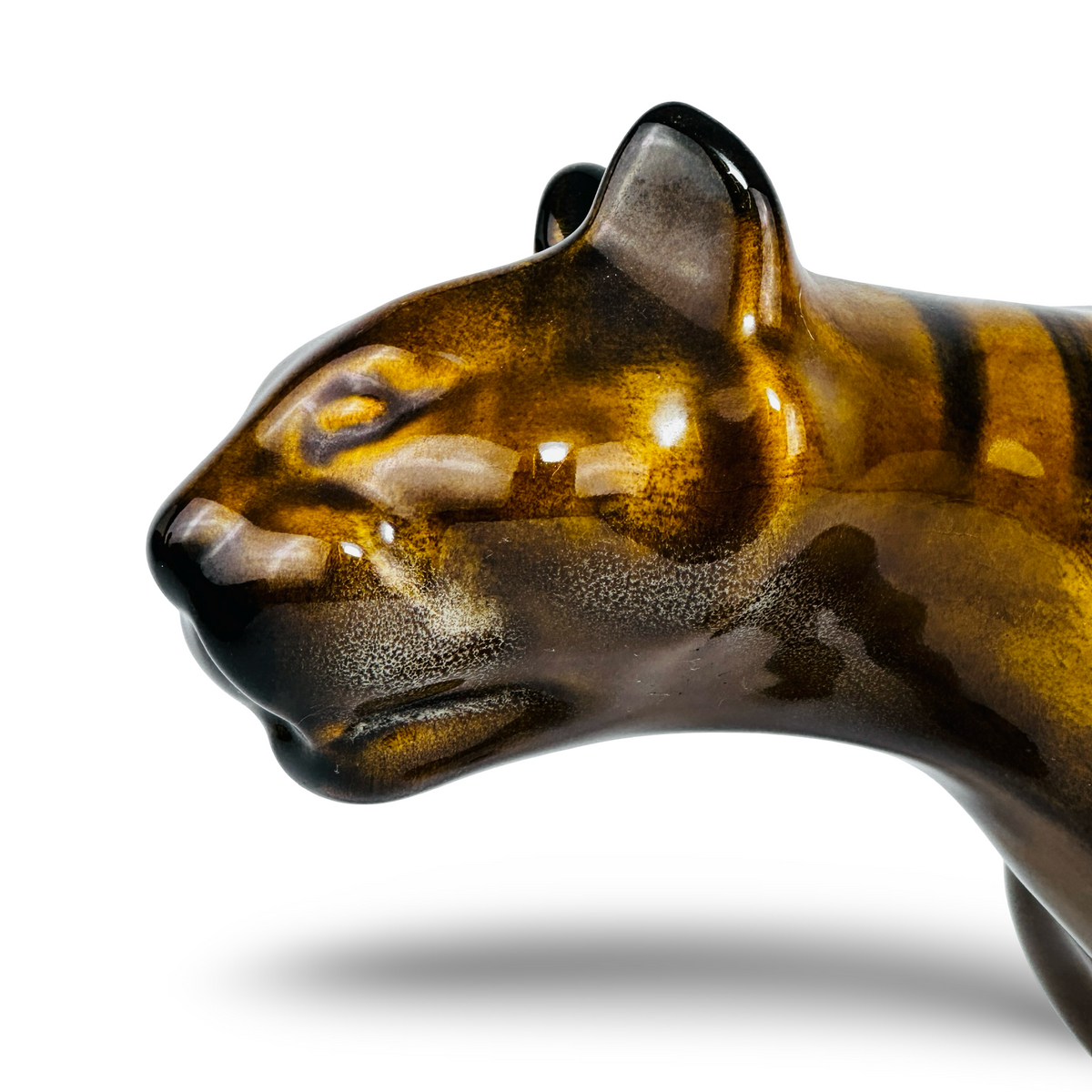 Detailansicht Tigerkopf im Profil mit glänzender brauner Laufglasur