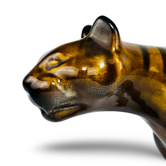 Detailansicht Tigerkopf im Profil mit glänzender brauner Laufglasur