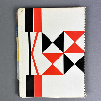 Rückansicht des Knoll-Katalogs mit geometrischem Muster aus roten, schwarzen und weißen Dreiecken