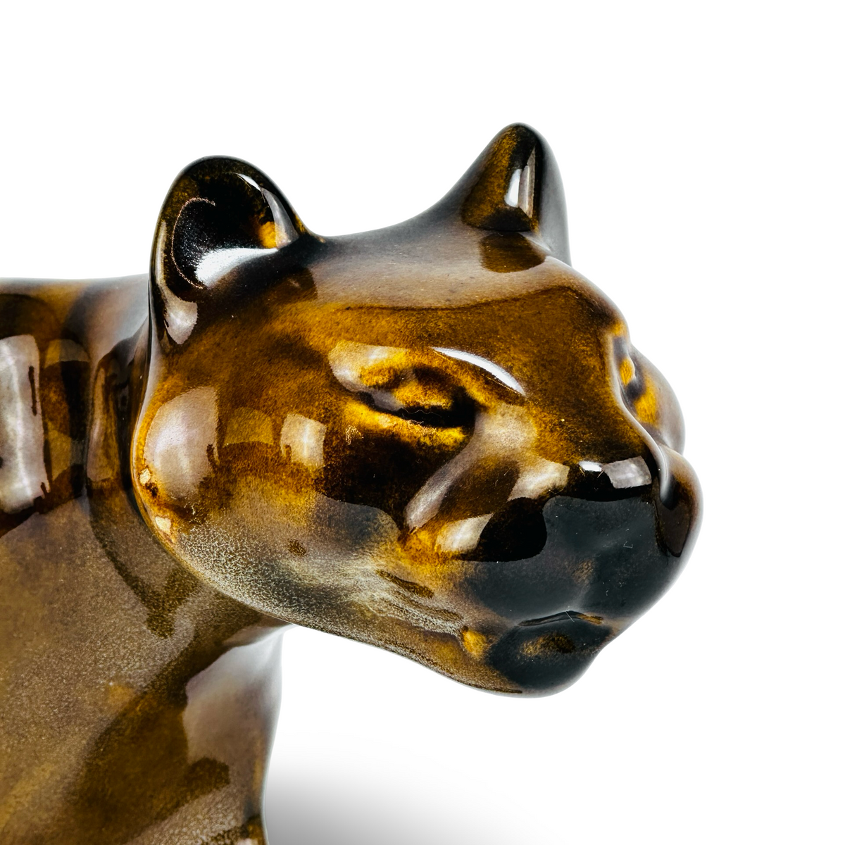 Nahaufnahme Gesicht des Keramik-Tigers von schräg vorne