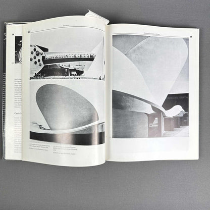 Aufgeschlagene Seiten mit Fotografien geschwungener Architektur und der Beschriftung Ernesto Breda