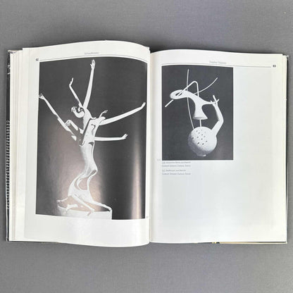 Aufgeschlagene Seiten mit Schwarz-Weiß-Fotografien skulpturaler Leuchten aus den 1950er Jahren