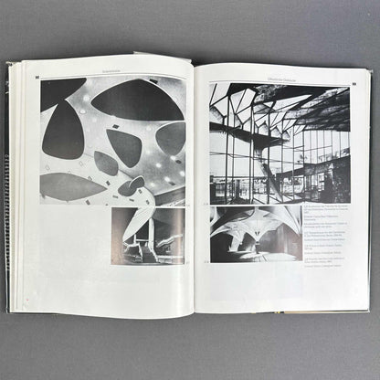 Doppelseite mit Schwarz-Weiß-Fotos organisch geformter Decken und einer modernen Glashalle