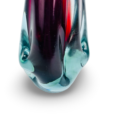 Detail des dickwandigen, aquagrünen Klarglasfußes mit vier plastischen Einzügen