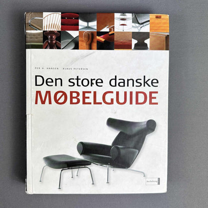 Frontcover des dänischen Designbuchs Den Store Danske Møbelguide mit schwarzem Lounge Chair und Fußhocker