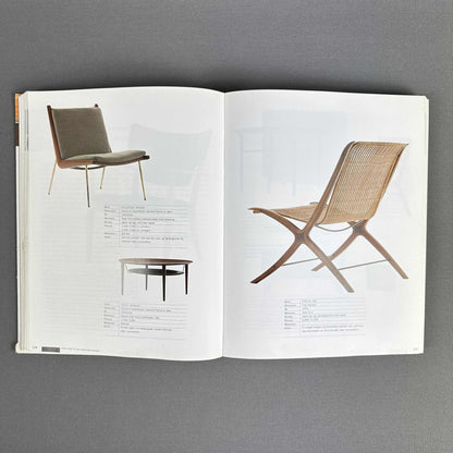 Doppelseite mit gepolstertem Stuhl, Couchtisch und geflochtenem Klappsessel aus dänischem Möbeldesign