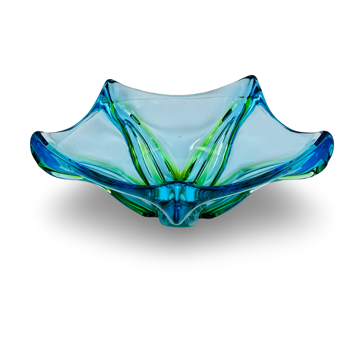 Böhmische Glasschale Blau-Grün, schräge Ansicht mit grünen Farbbahnen im Inneren